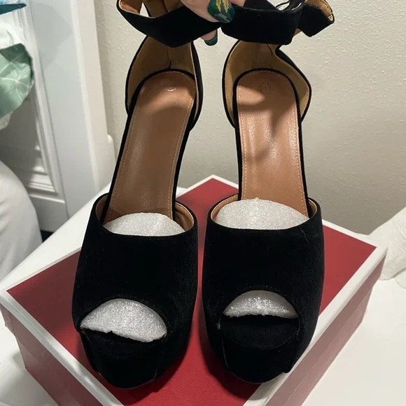 Elegant Black Women's Heels - Picture 3 of 5
